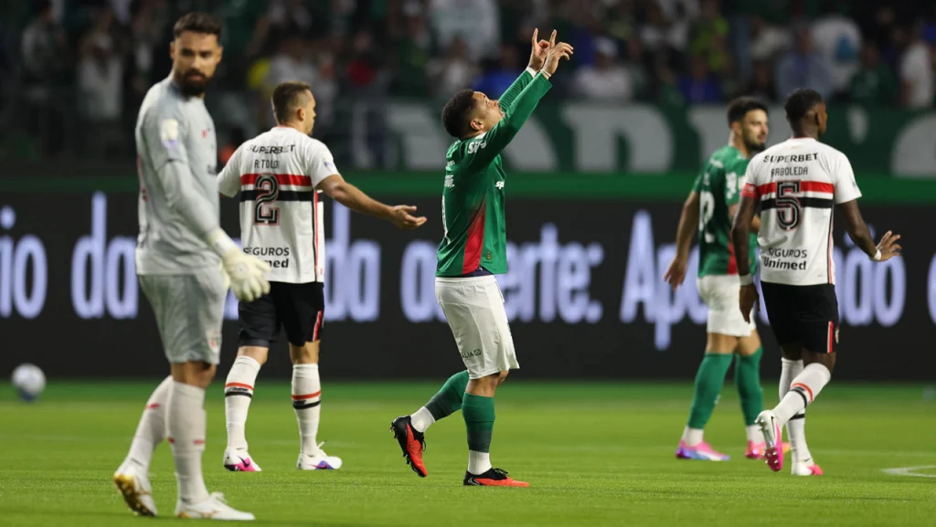Palmeiras vence o São Paulo por 2 a 0 e assume a liderança do Brasileirão