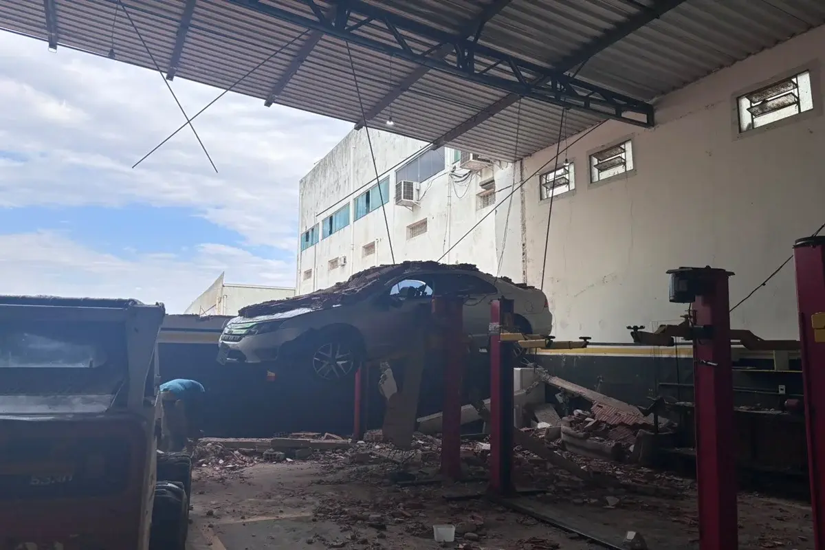 Temporal em Arapoanga destrói oficina e atinge carros de clientes