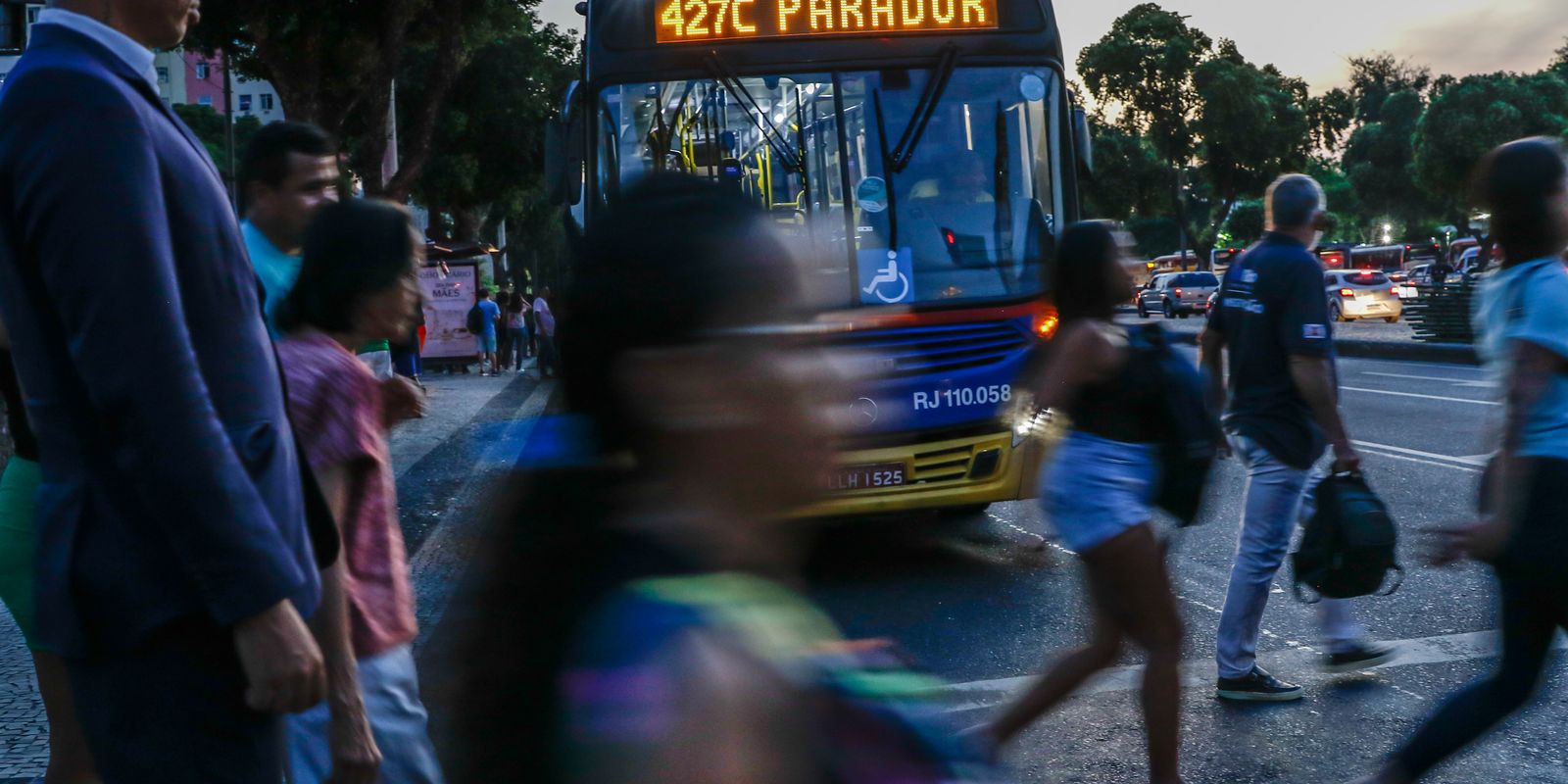 Abstenção nas urnas cresce devido à solidão e exaustão mental no Brasil