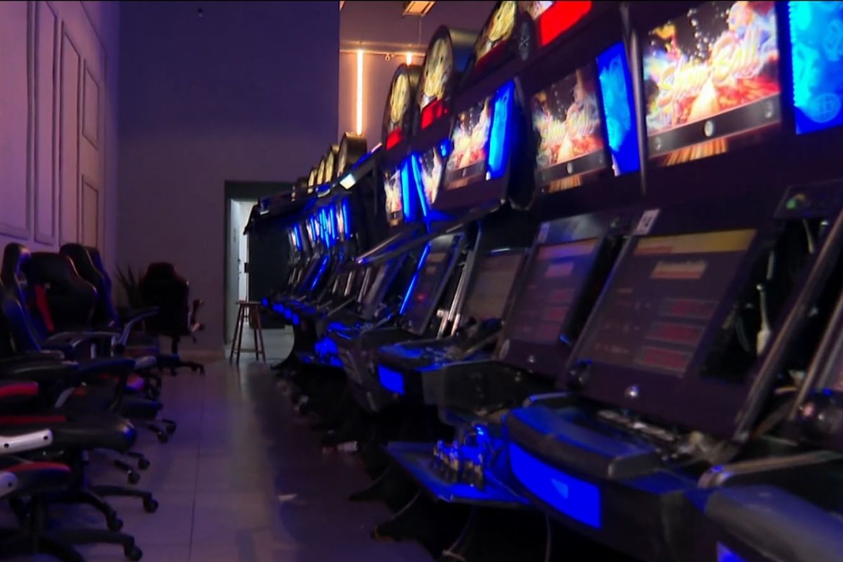 Polícia fecha quatro casas de jogos de azar e conduz 100 à delegacia em SP