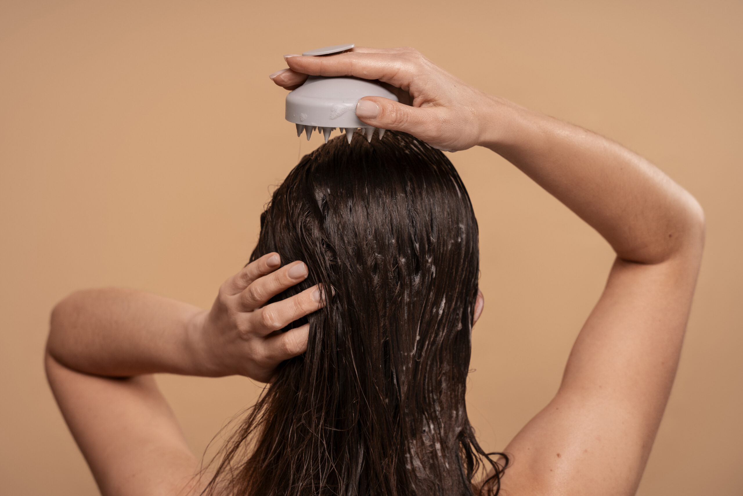 Como evitar o acúmulo de produtos nos fios e devolver a leveza ao cabelo