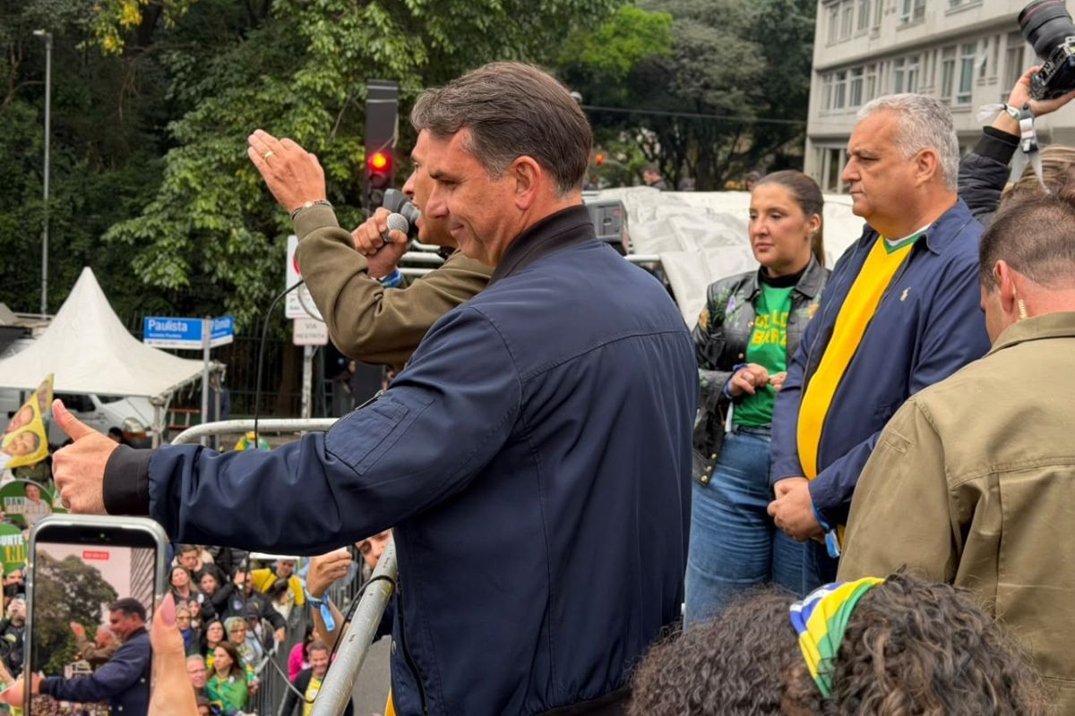 Flávio Bolsonaro critica Lula e Alexandre de Moraes em ato na Avenida Paulista