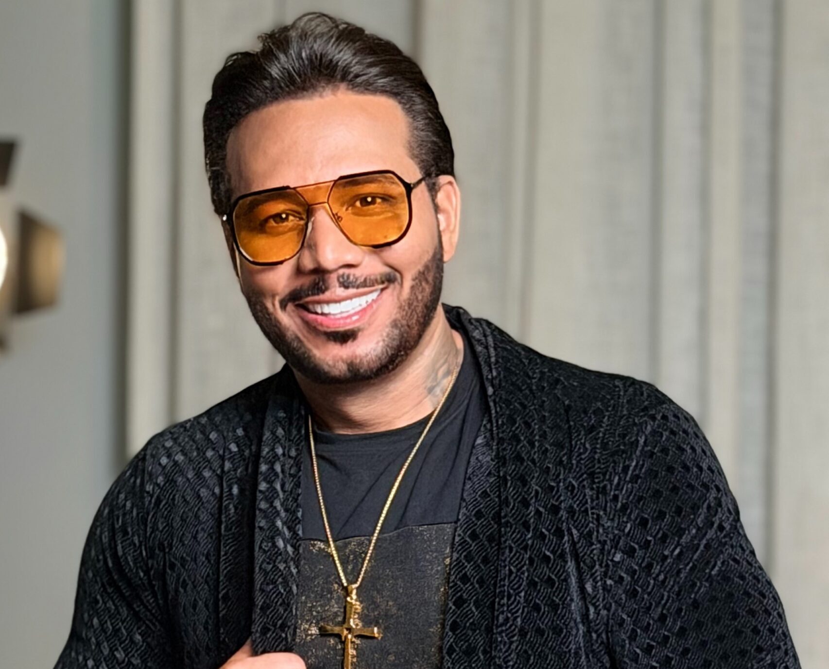 Ravelli lança 'Amor à Primeira Bebida' e inicia nova fase musical