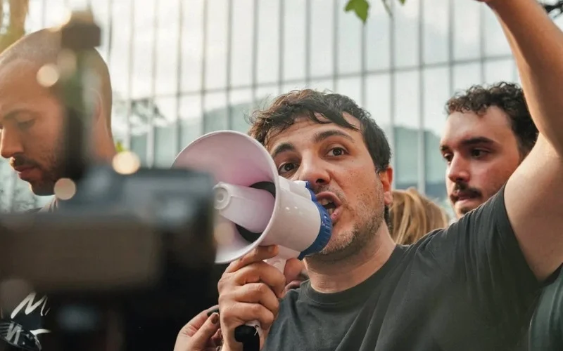 Renan Santos anuncia caravana com dois ônibus e lives ininterruptas