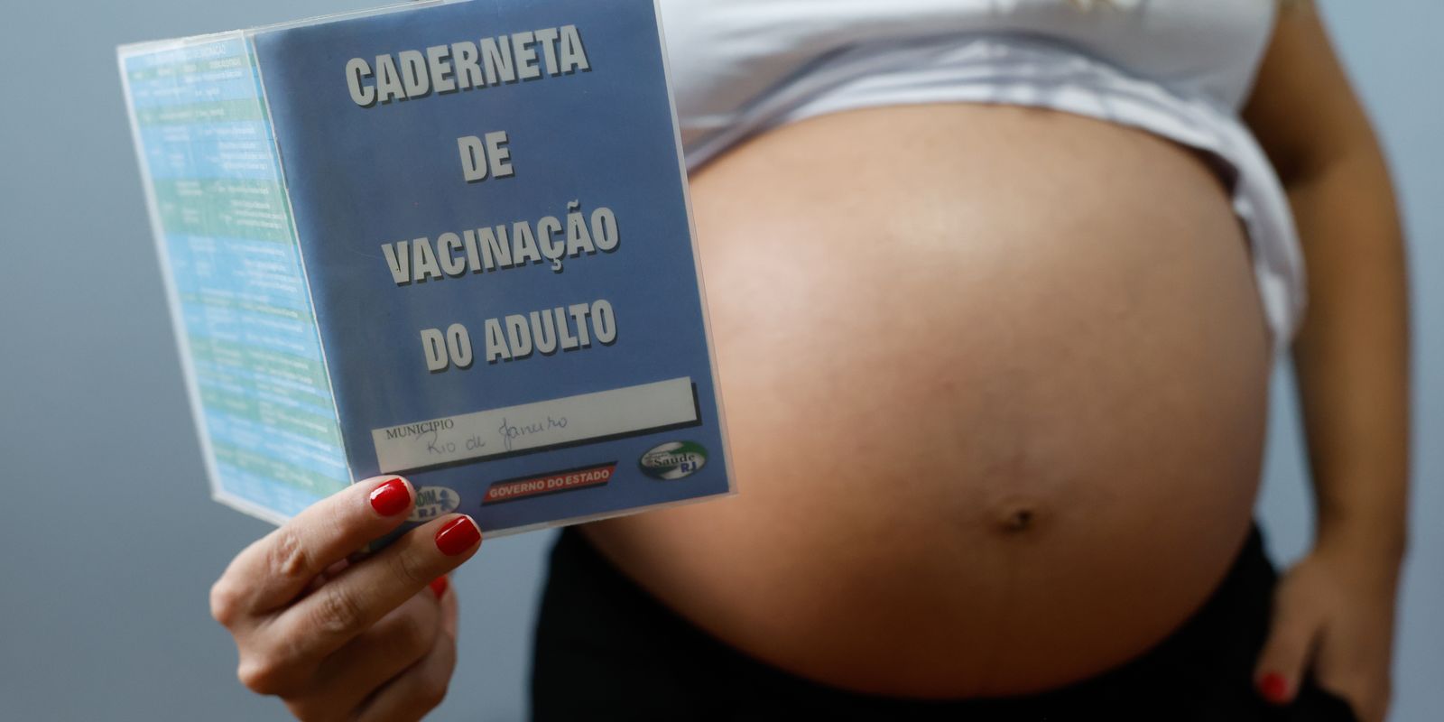 Vacinação de gestantes: baixa imunização contra gripe e covid põe mães em risco