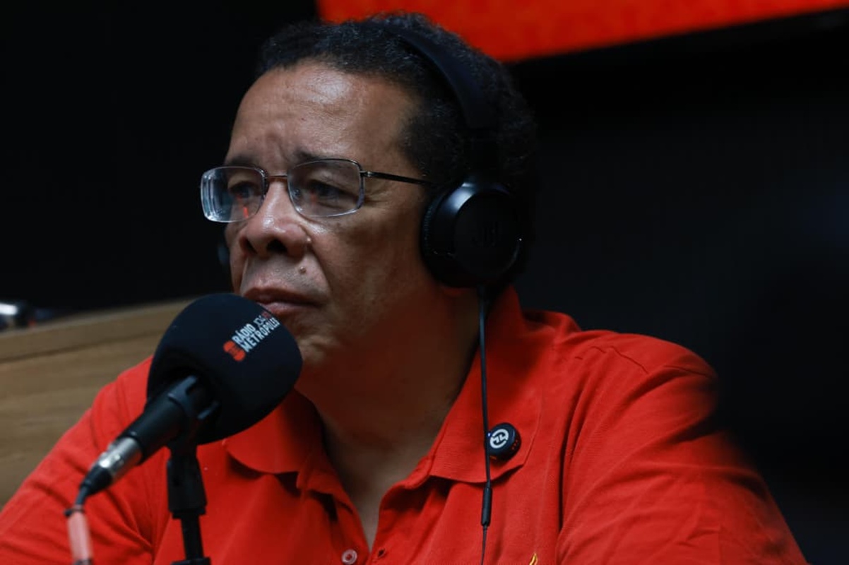 Professor Robson critica adversários em debate do Sinpro-DF