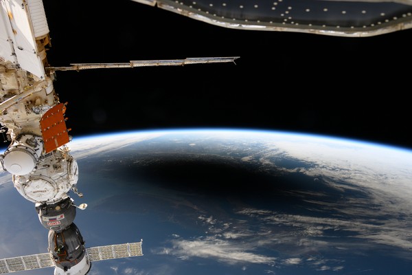 Satélite espião dos EUA se rompe em órbita após quase quatro décadas