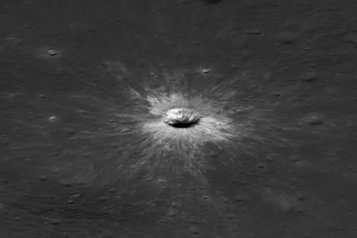 Sonda da Nasa descobre nova cratera lunar do tamanho de dois campos de futebol