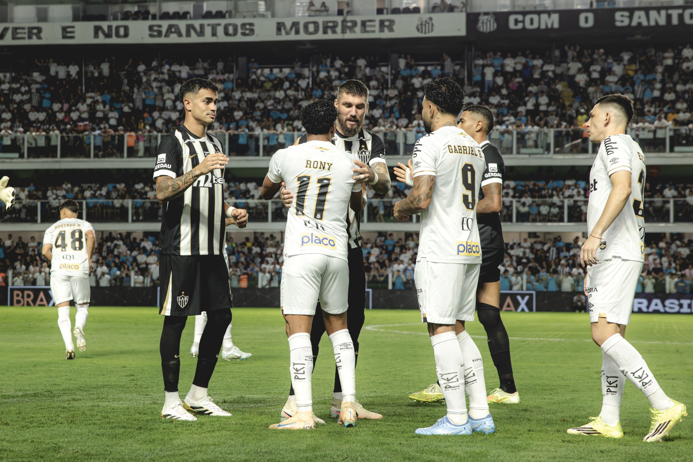 Santos e Atlético-MG duelam nas quartas da Sul-Americana com estreias e desfalques