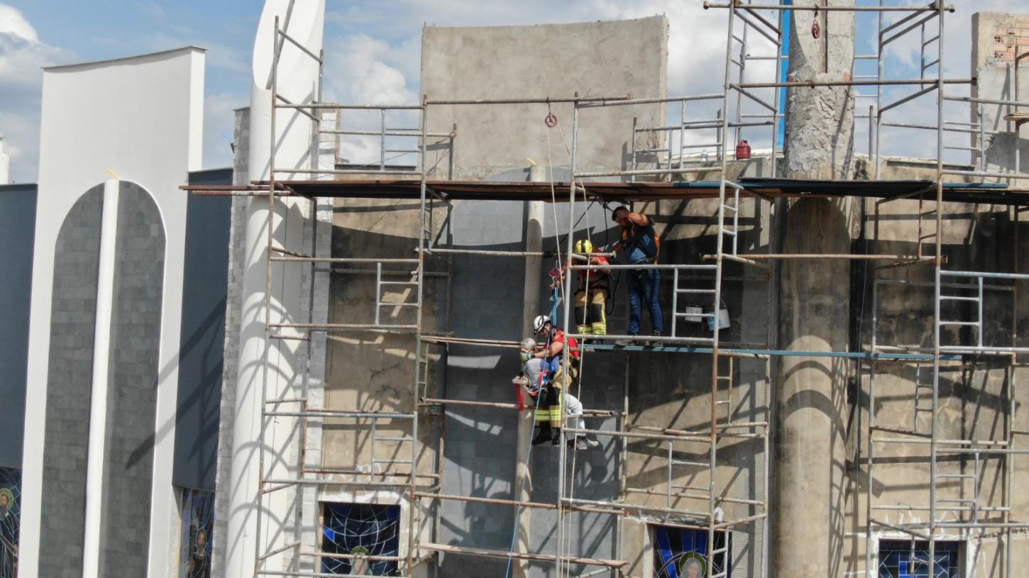 Trabalhador passa mal em obra e mobiliza resgate em altura em Luziânia