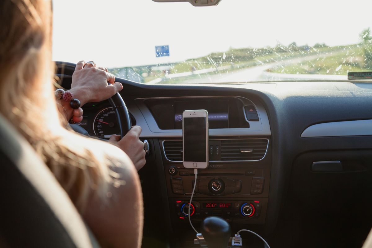 Uber deve pagar indenização a passageira após esquecer celular no carro