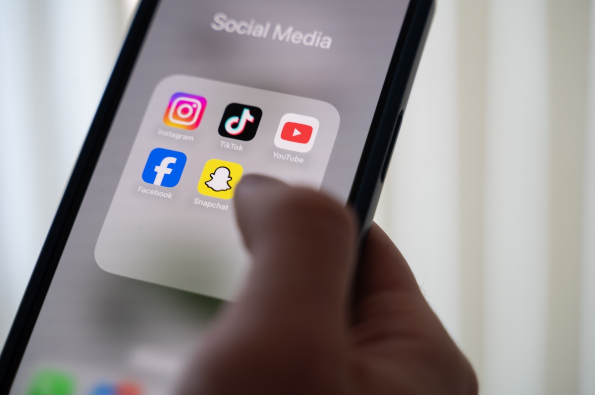 União Europeia propõe novas regras e restrições em redes sociais para menores