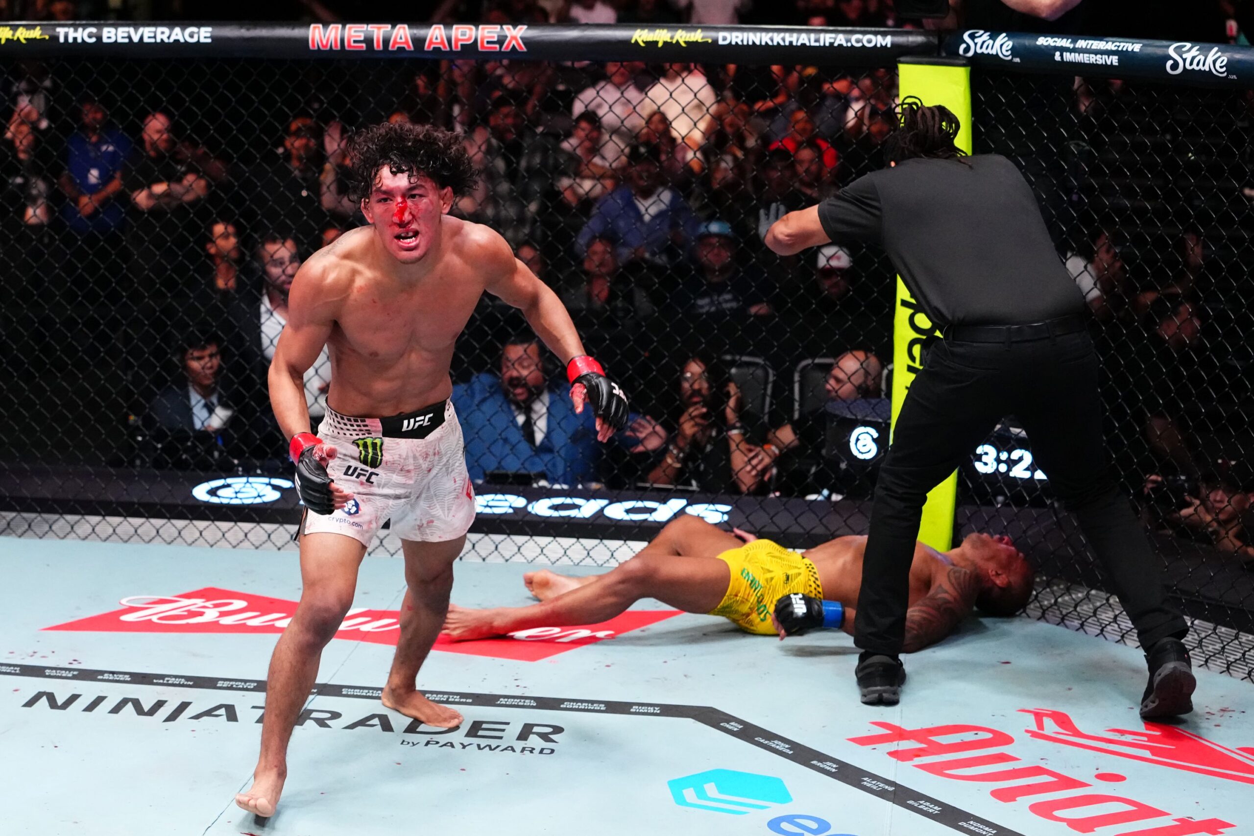 Raoni Barcelos deixa octógono de maca após nocaute no UFC
