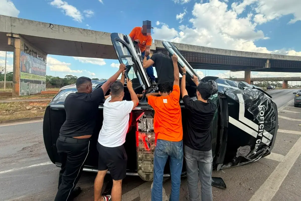 Viatura da Polícia Civil capota na BR-040 e deixa policial ferido no DF