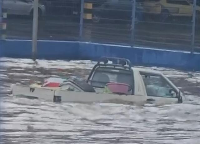 Chuvas em Valparaíso causam alagamentos e deixam motoristas ilhados