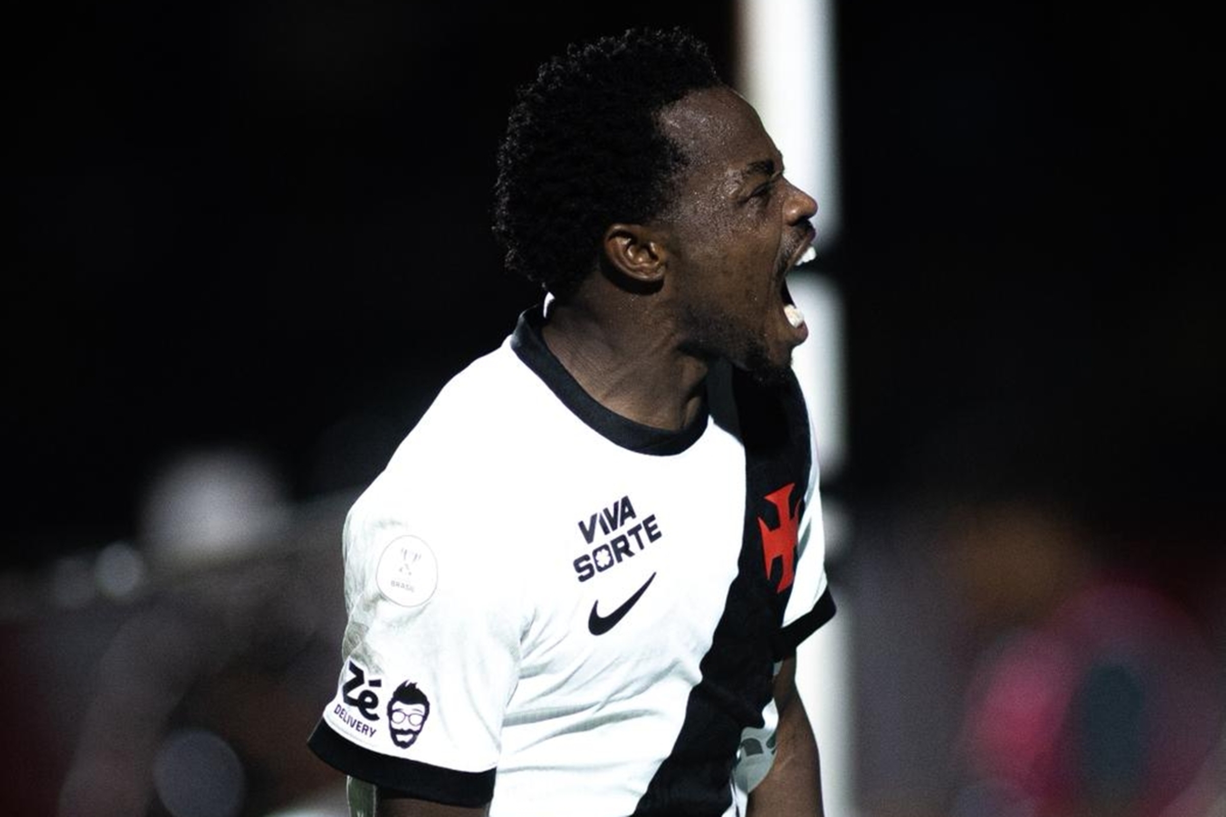 Vasco vence o Vitória fora de casa e avança na copa do brasil