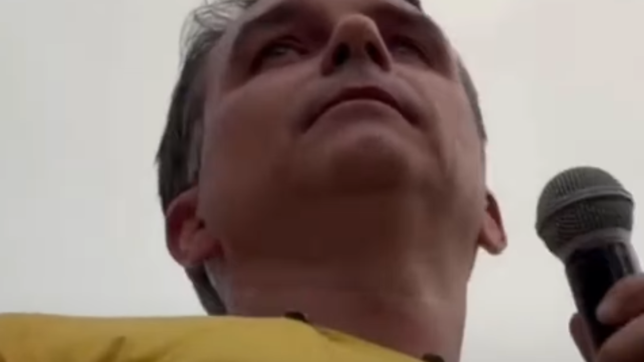 Flávio Bolsonaro aciona PM em Goiás após ovos atingirem sua carreata