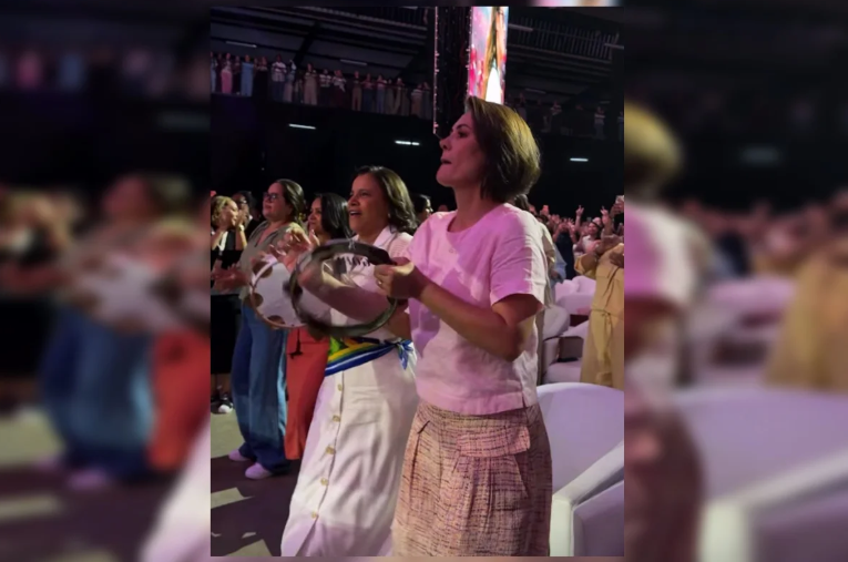 Michelle Bolsonaro toca pandeiro em evento evangélico ao lado de Celina Leão