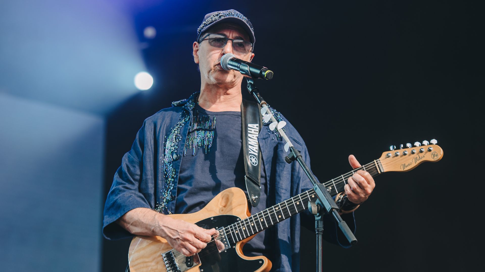 Zeca Baleiro realiza show gratuito no Teatro Goiânia nesta quinta-feira