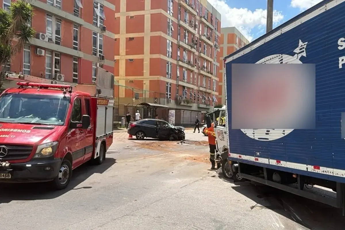 Acidente de trânsito no DF deixa motorista ferido e via interditada