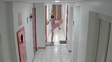 Advogada que chutou porta de vizinha enfrenta ação judicial em Águas Claras
