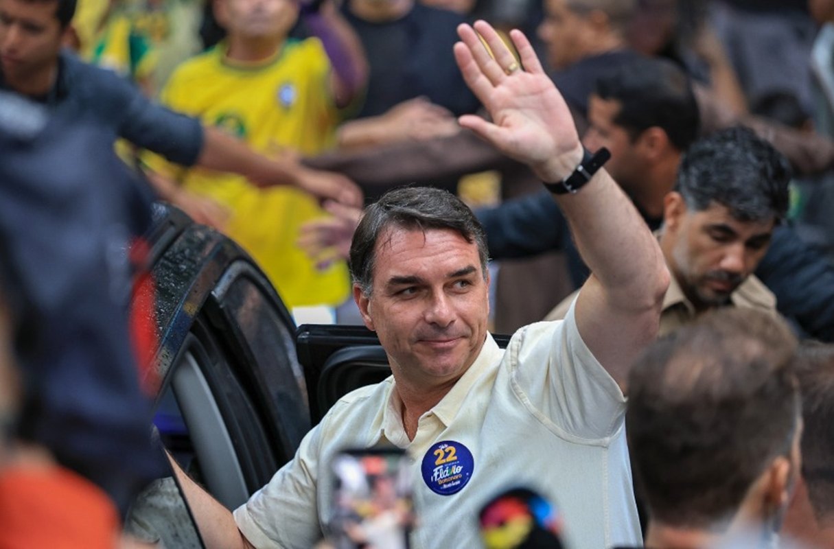 Aliados de Flávio apontam perseguição política e defendem saída do Brasil