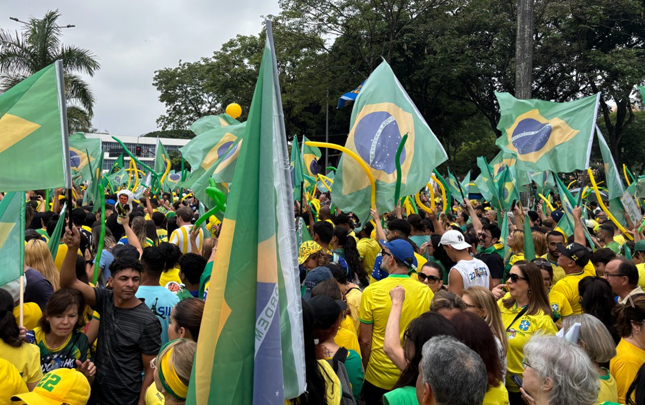 Flávio Bolsonaro realiza ato de encerramento de campanha na Praça da Liberdade