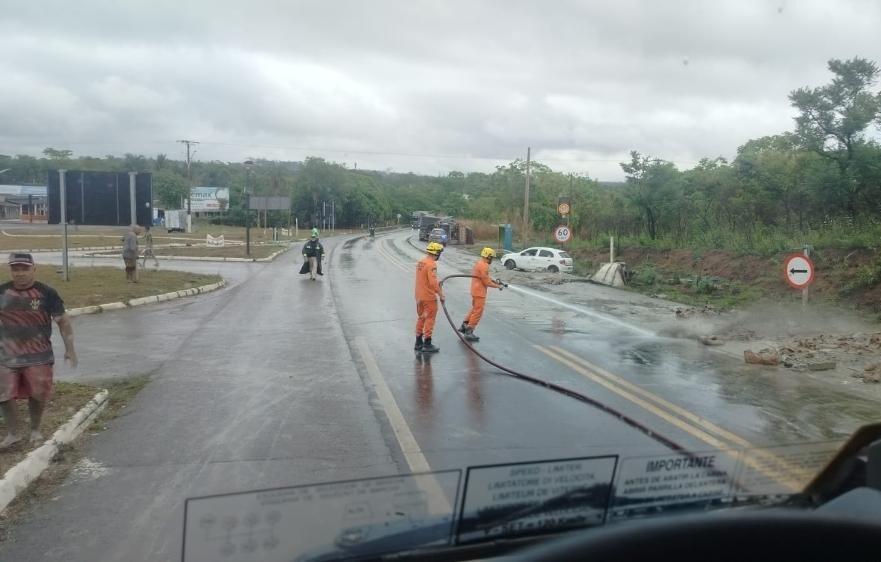Limpeza de pista na BR-040 é concluída após tombamento de carreta