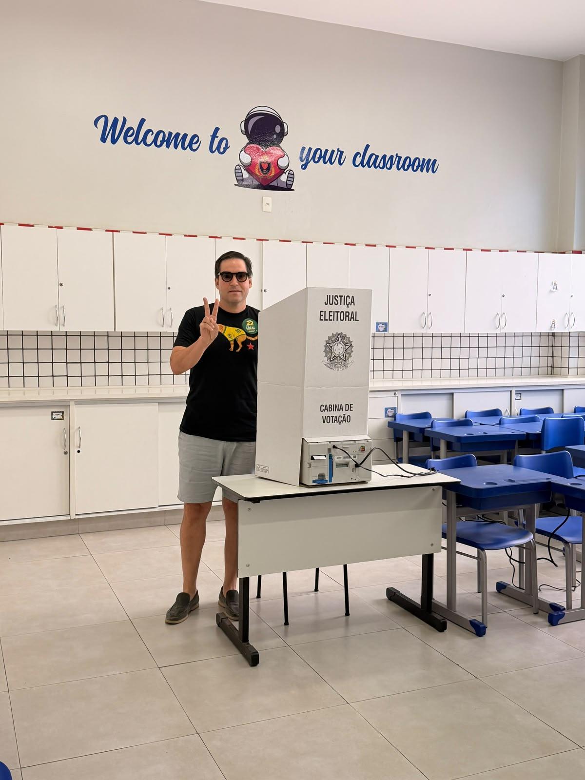 Após votar no Lago Sul, Robério Negreiros reafirma apoio a Celina e Flávio Bolsonaro