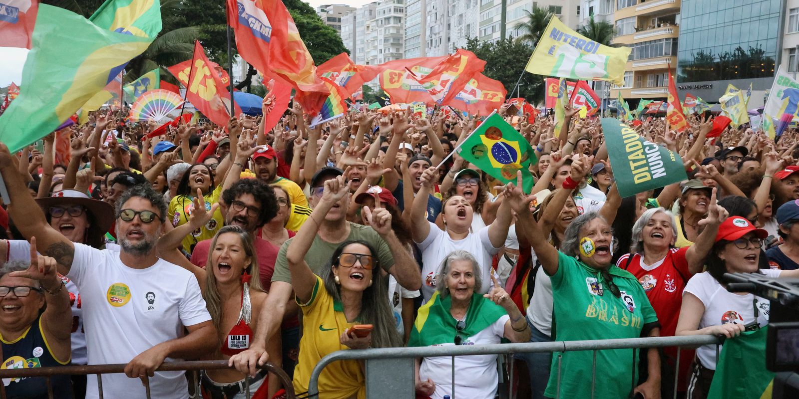 Ato pela democracia reúne milhares de pessoas na orla de Copacabana no Rio