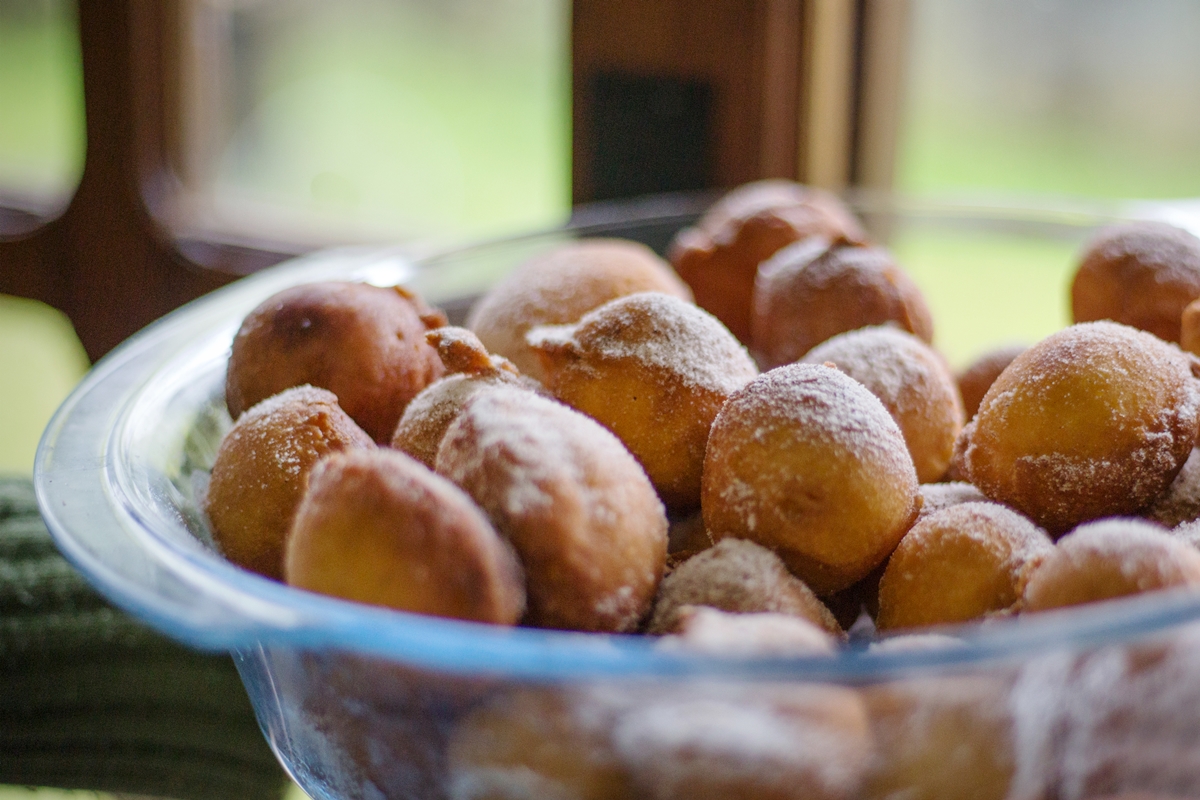 Bolinho de chuva sem leite e sem farinha de trigo que derrete na boca
