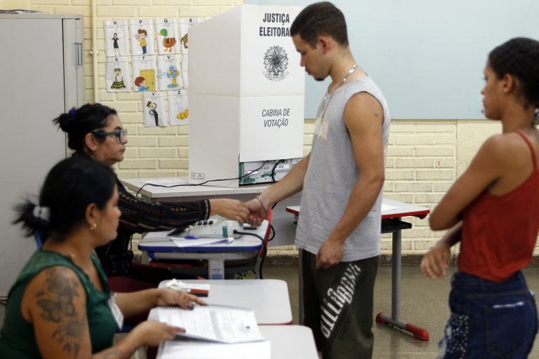 Brasileiros retornam às urnas no domingo para o segundo turno das eleições