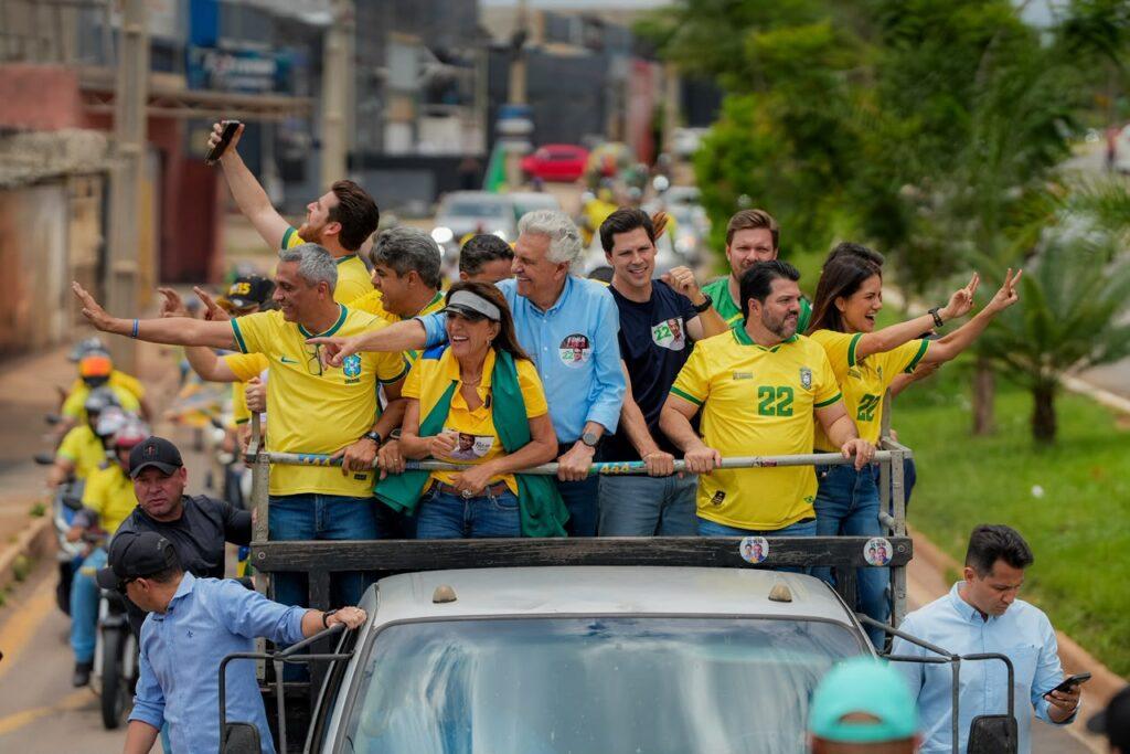 Carreata em Goiás reúne Caiado e líderes da direita em apoio a Flávio Bolsonaro