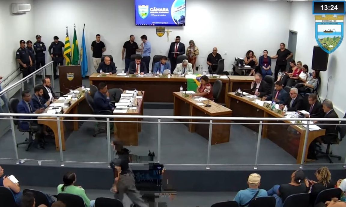Câmara de Formosa aprova investigação de cassação contra Simone Ribeiro