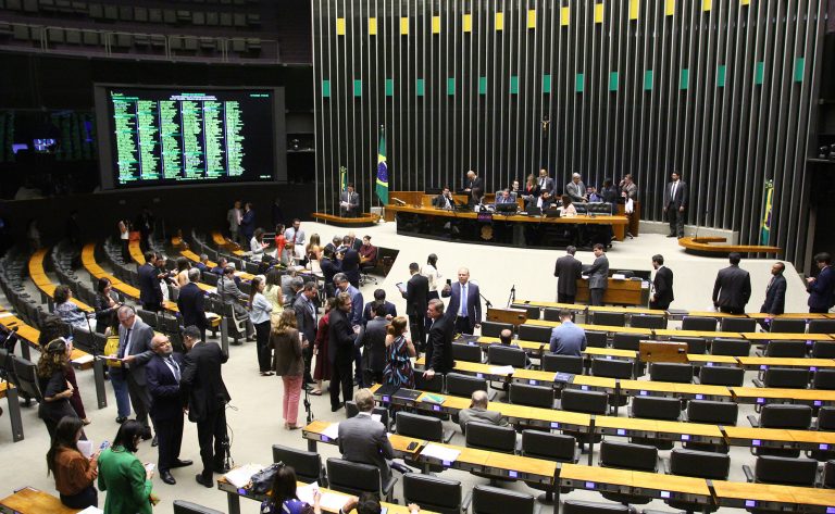 Câmara dos Deputados analisa proposta que integra exames da rede privada ao SUS