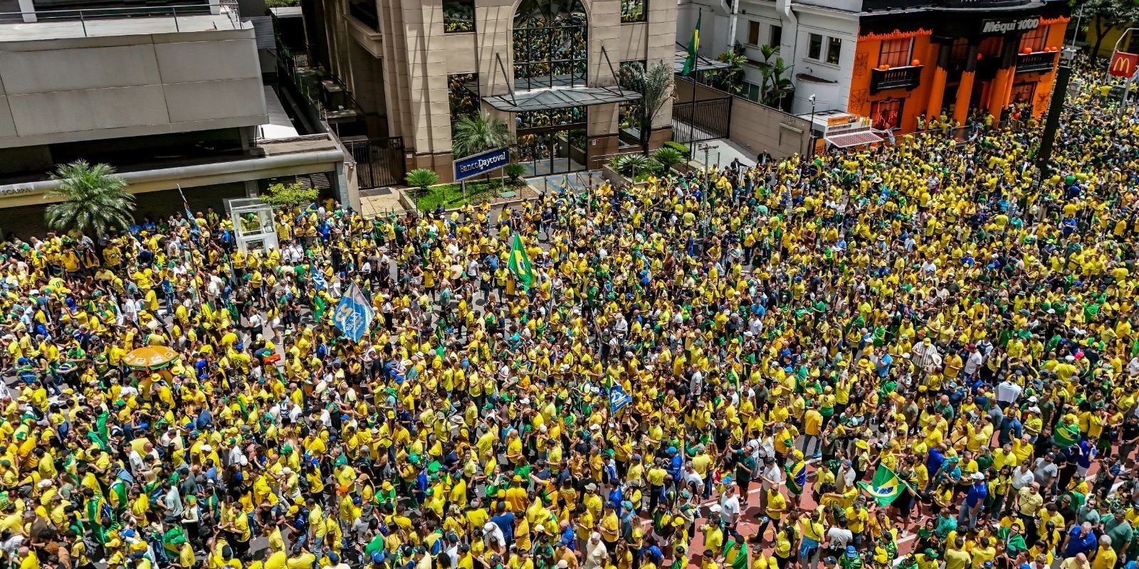 Flávio Bolsonaro realiza ato na Avenida Paulista a uma semana do segundo turno