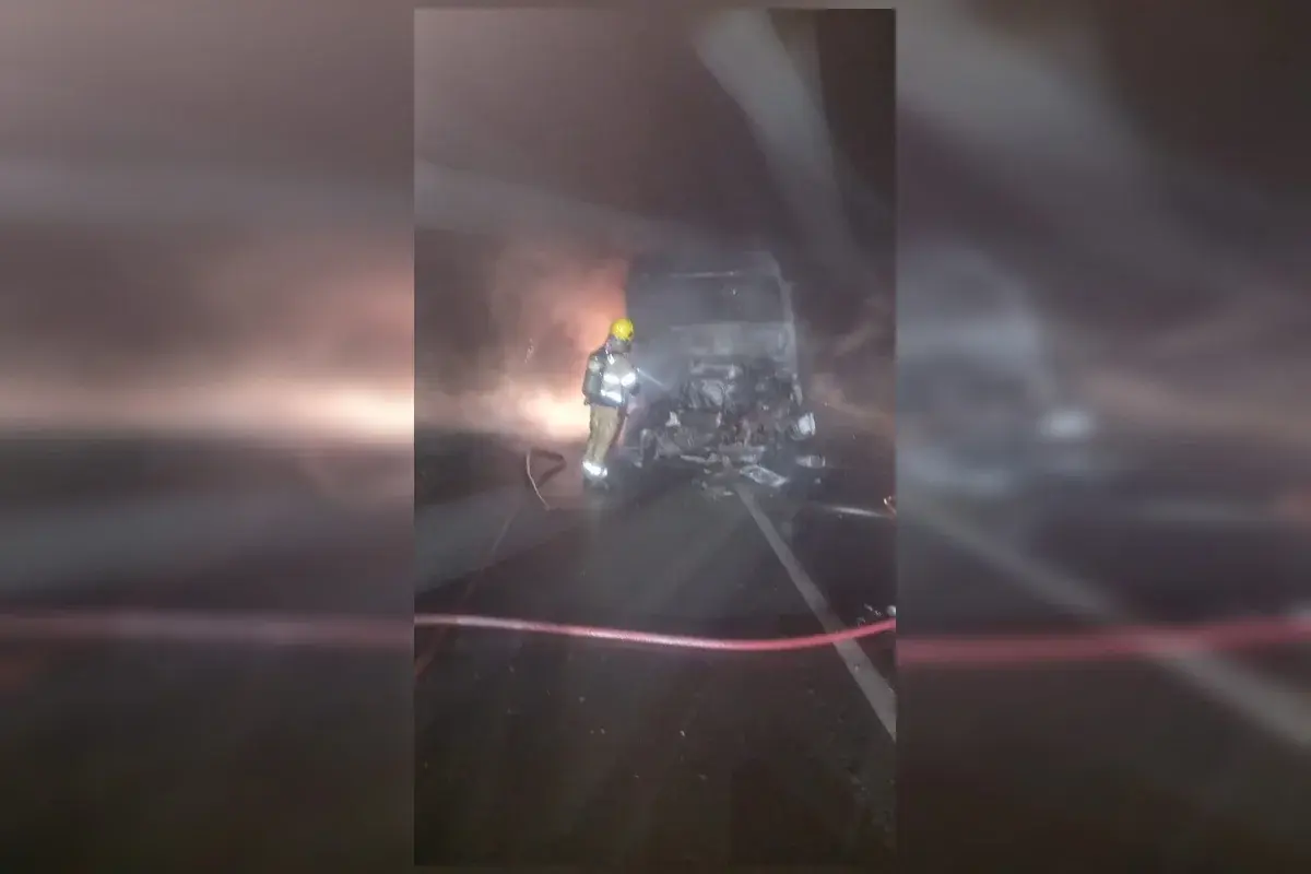 Acidente e incêndio entre caminhões na BR-060 mobilizam bombeiros em Goiás