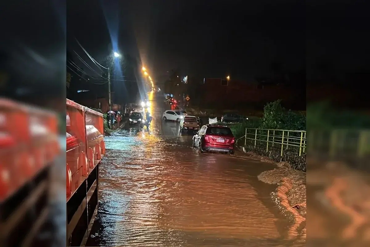 Idoso fica ilhado em ponte em Goiás após carro falhar na enchente