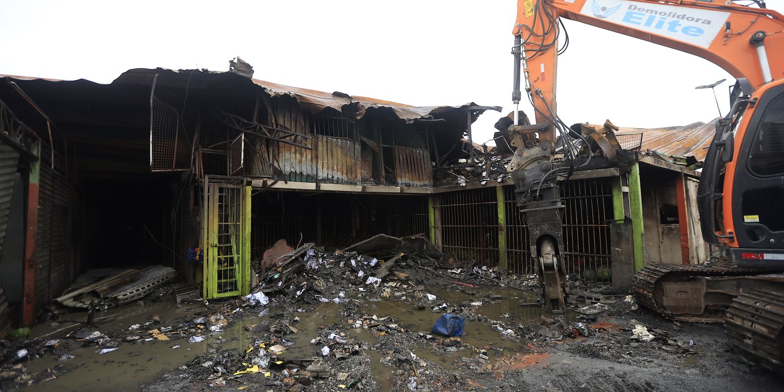 Ceagesp constrói estrutura provisória para comerciantes após incêndio
