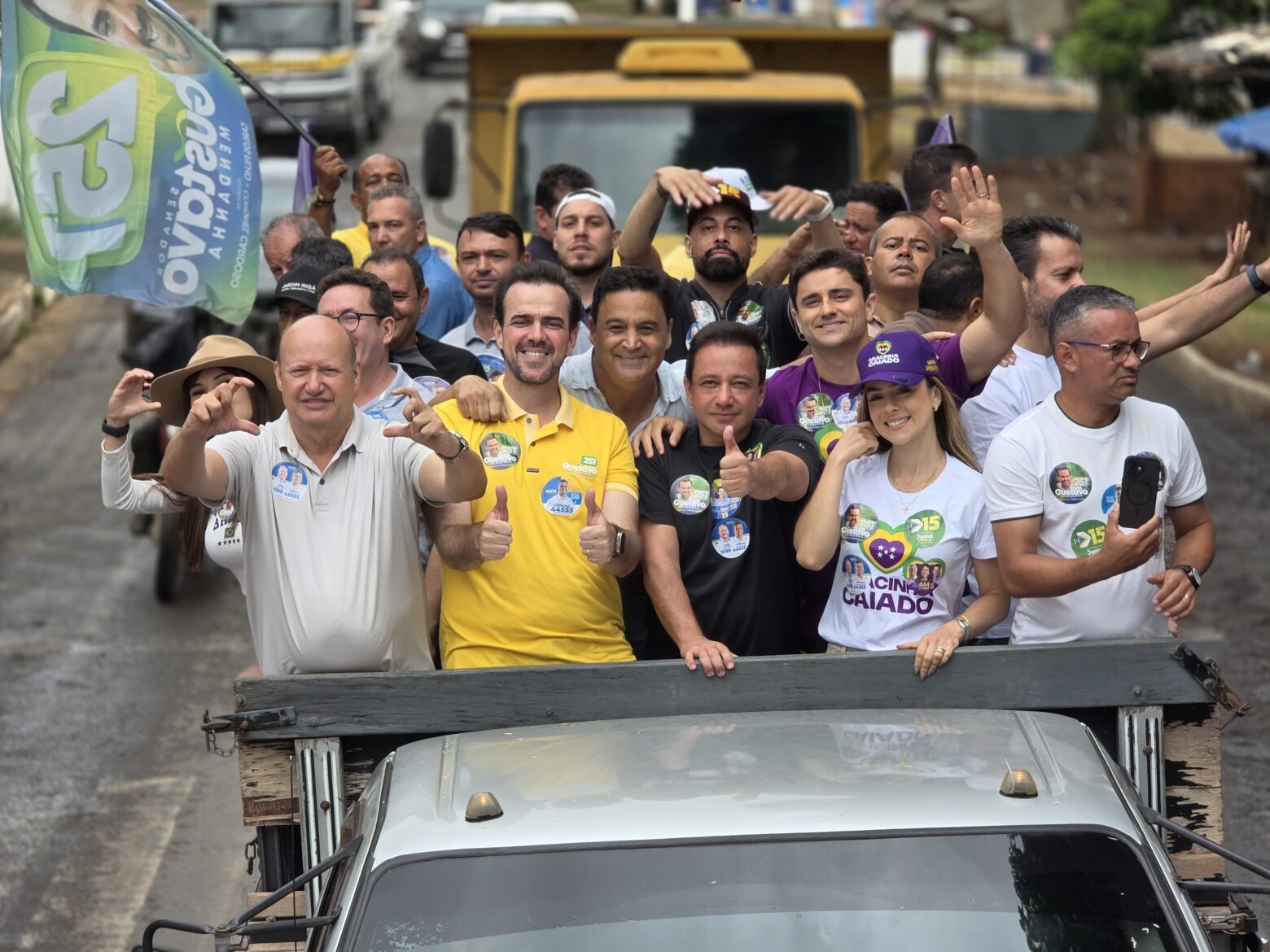 Célio Silveira e Wilde Cambão fazem carreata em Luziânia para fechar campanha