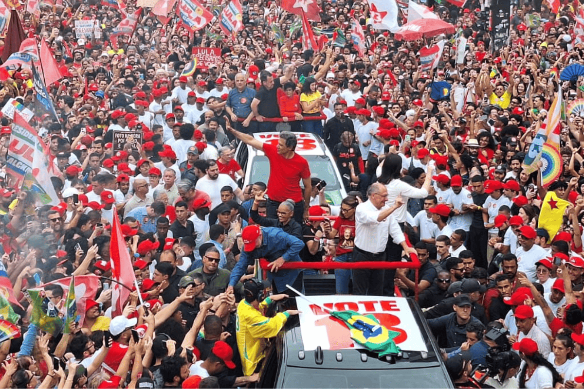 Avenida Paulista lotada marca ato final de Lula em São Paulo