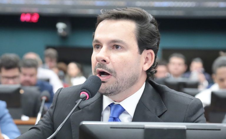 CCJ aprova fim de taxa de fiscalização sobre telefones celulares na Câmara