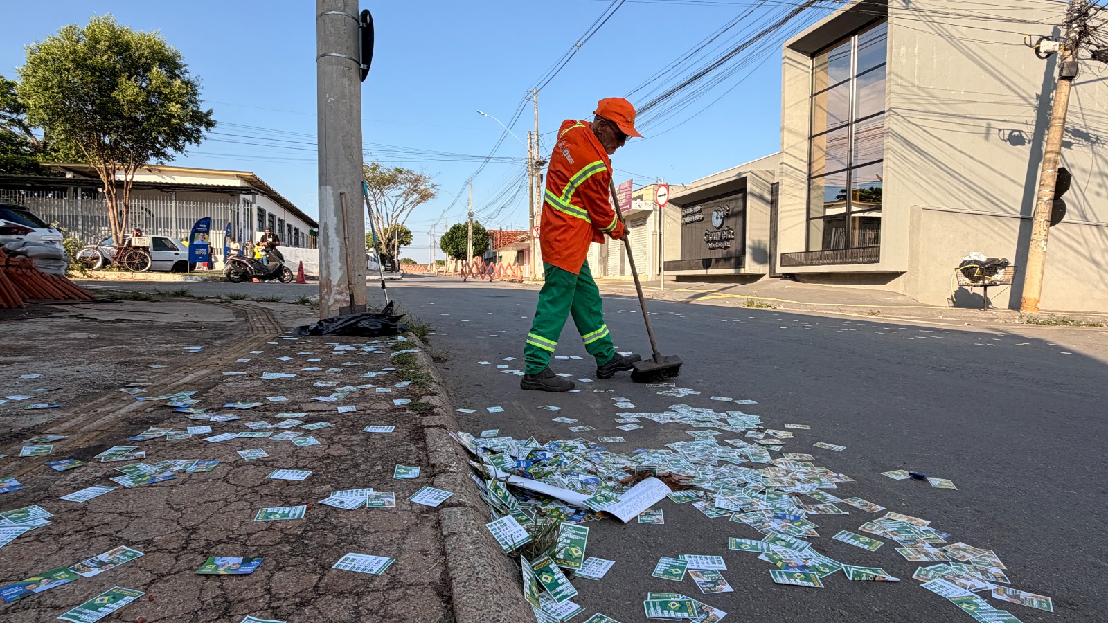Comurg mobiliza quase mil garis para limpeza de santinhos em Goiânia