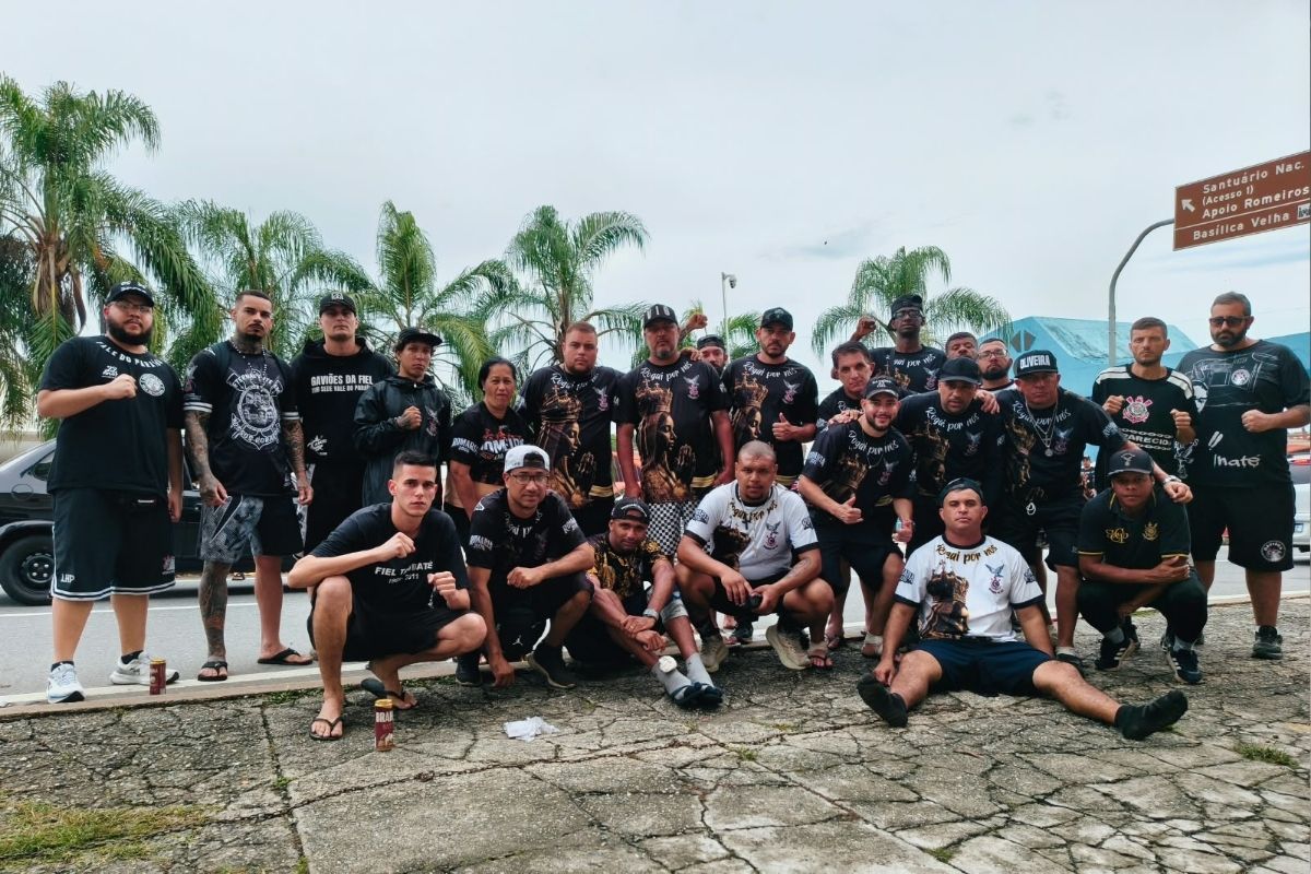 Romeiros corintianos caminham 170 km até Aparecida para pedir raça ao time