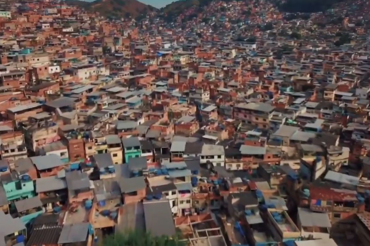 Criança é atingida por tiro no Complexo da Penha durante festejos