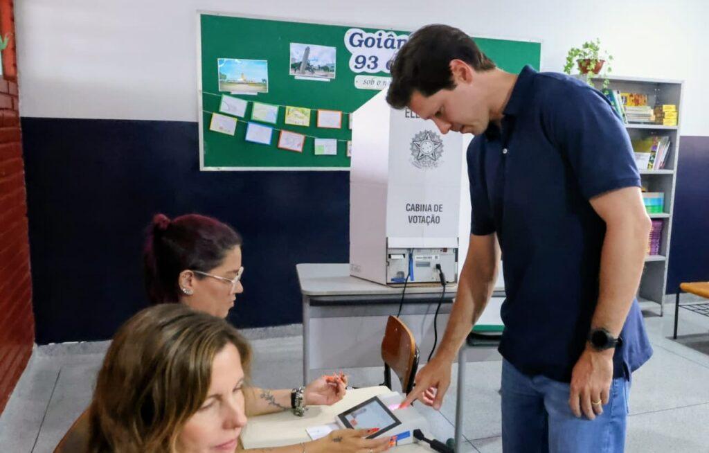 Daniel Vilela vota em Goiânia e cobra novos rumos para o Brasil