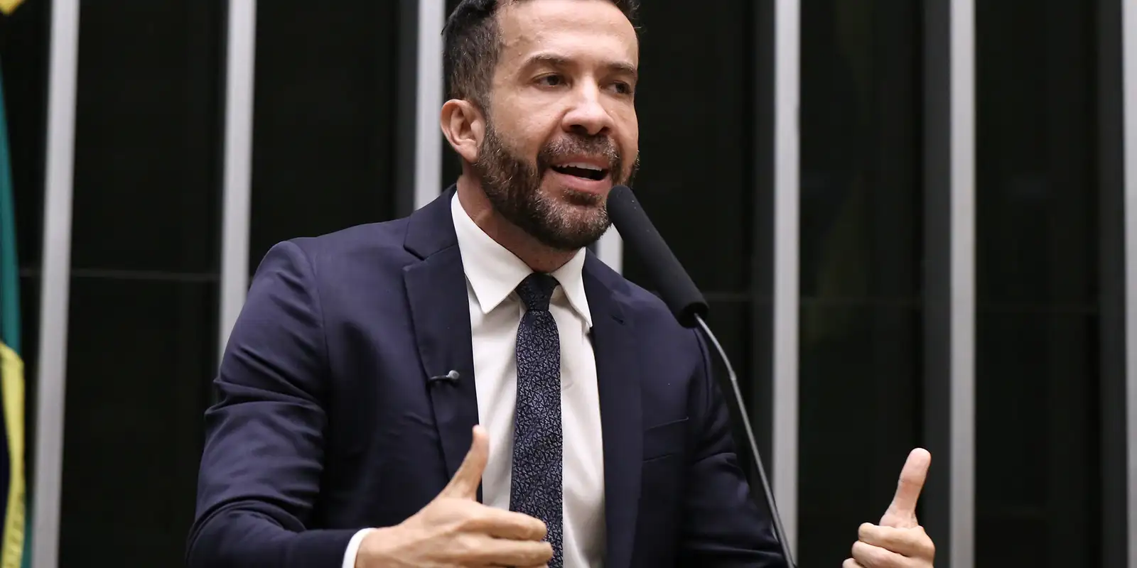 André Janones é internado com arritmia cardíaca em São Paulo
