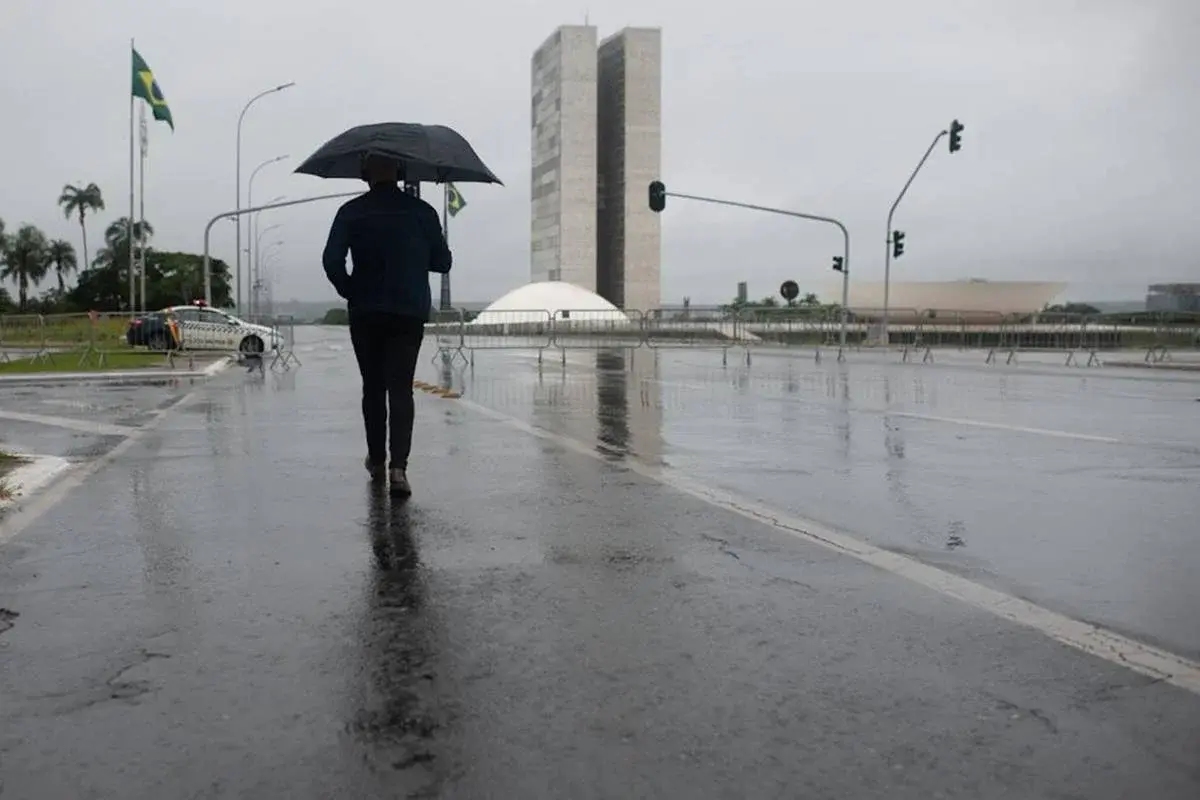 Distrito Federal inicia a semana sob alerta oficial de chuvas intensas