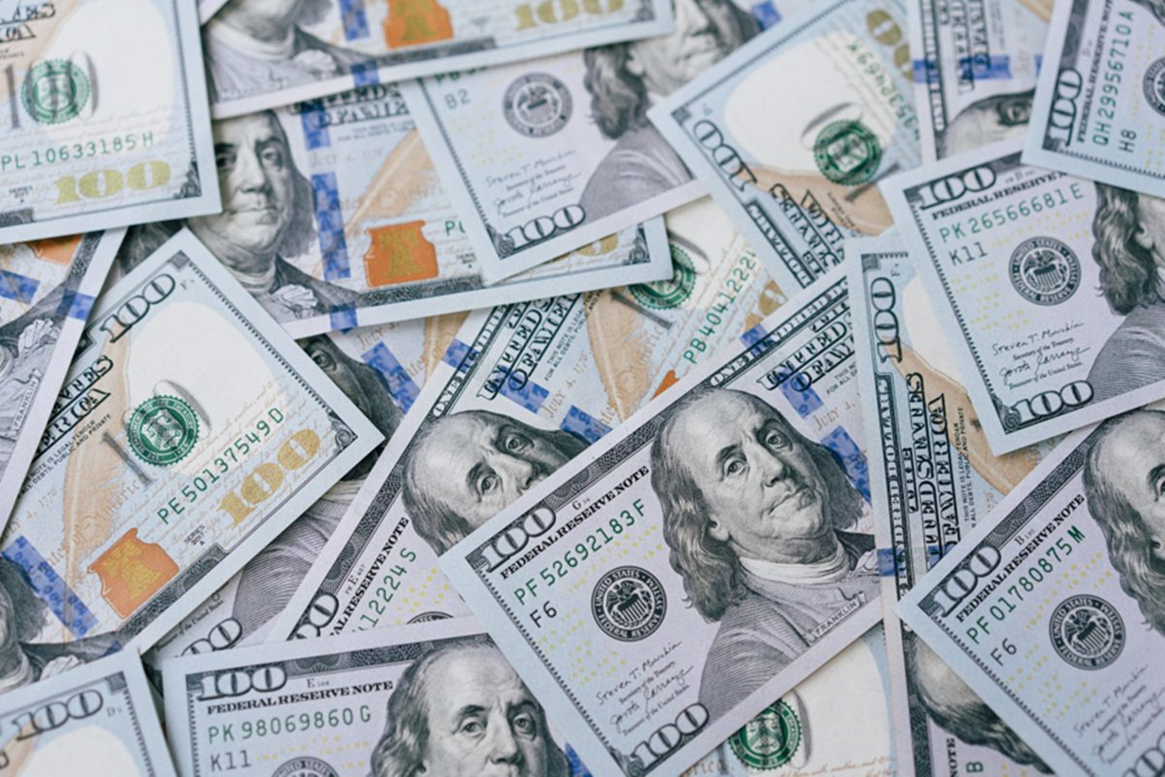 Dólar opera em queda e permanece abaixo de R$ 5