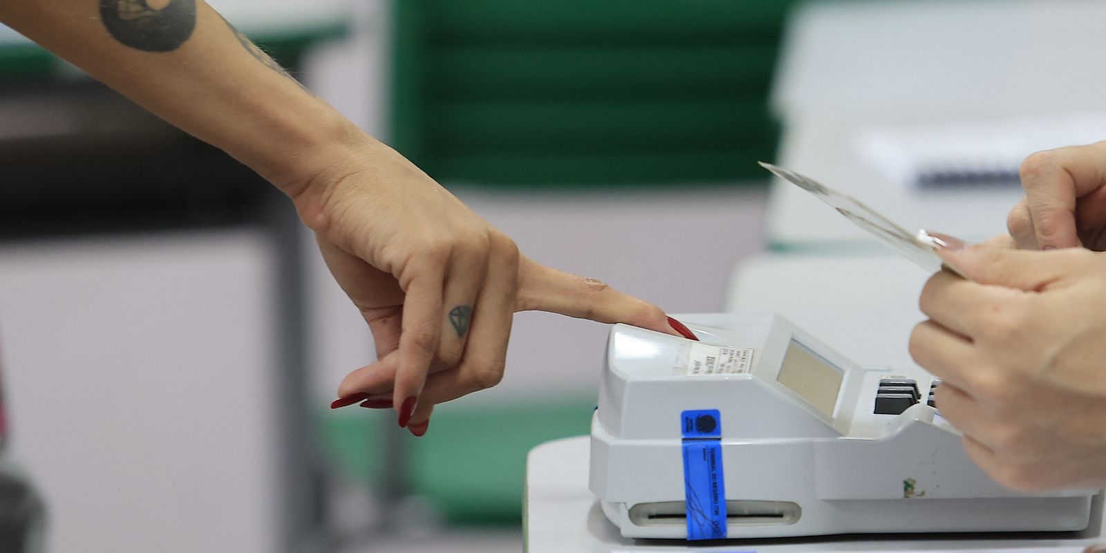 Eleições no Rio: eleitores enfrentam chuva e vão cedo às urnas neste domingo